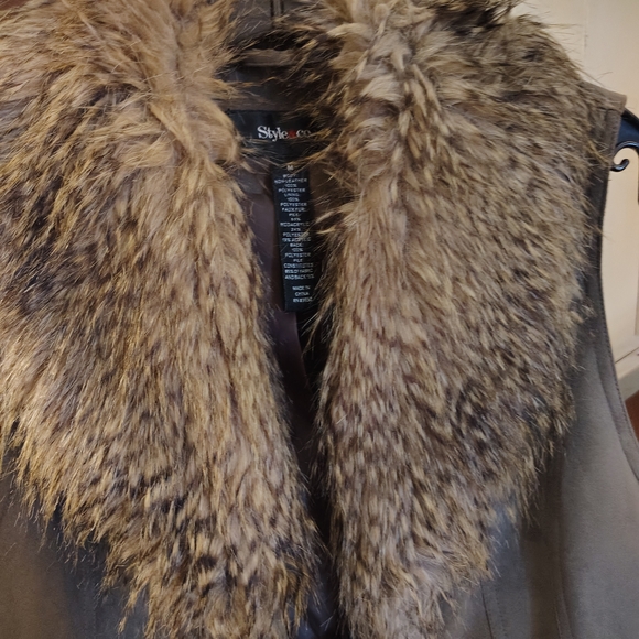 Women's Gray Faux Fur Vest - Picture 4 of 9